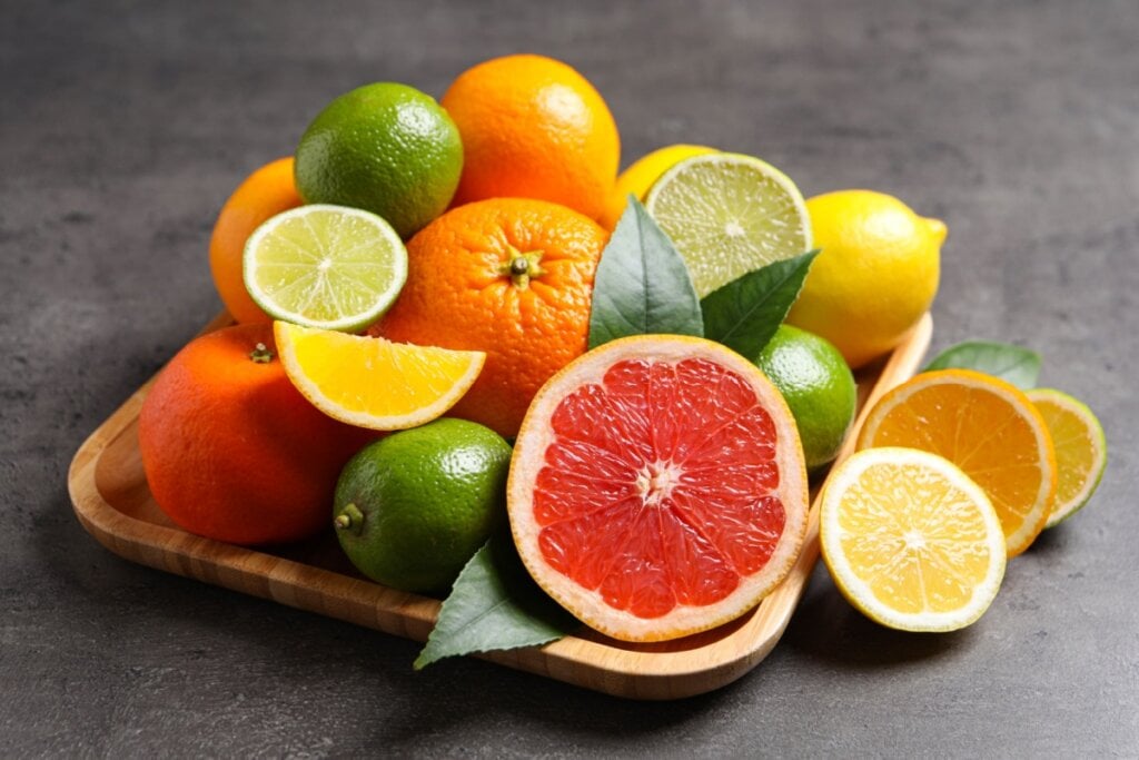 As frutas cítricas possuem compostos que provocam enxaqueca em algumas pessoas (Imagem: New Africa | Shutterstock)