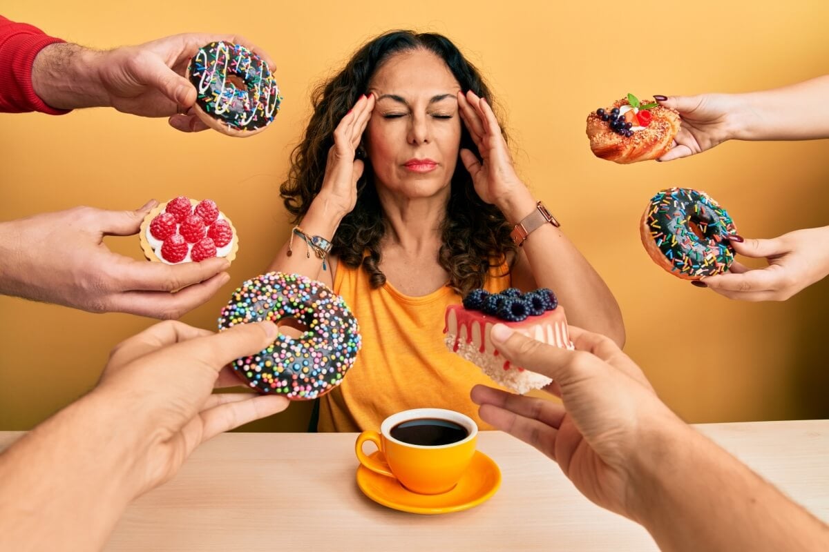As substâncias de alguns alimentos podem causar crises de enxaqueca (Imagem: Krakenimages.com | Shutterstock) 