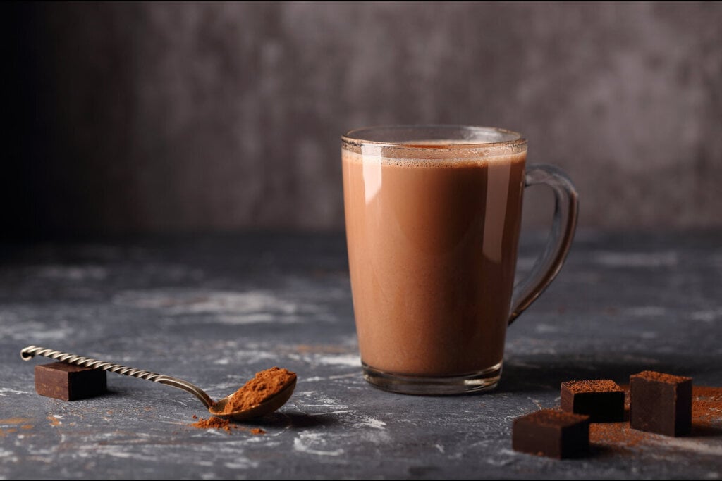 O chocolate quente pode proporcionar uma boa carga de energia ao organismo (Imagem: DredTorgal | Shutterstock)