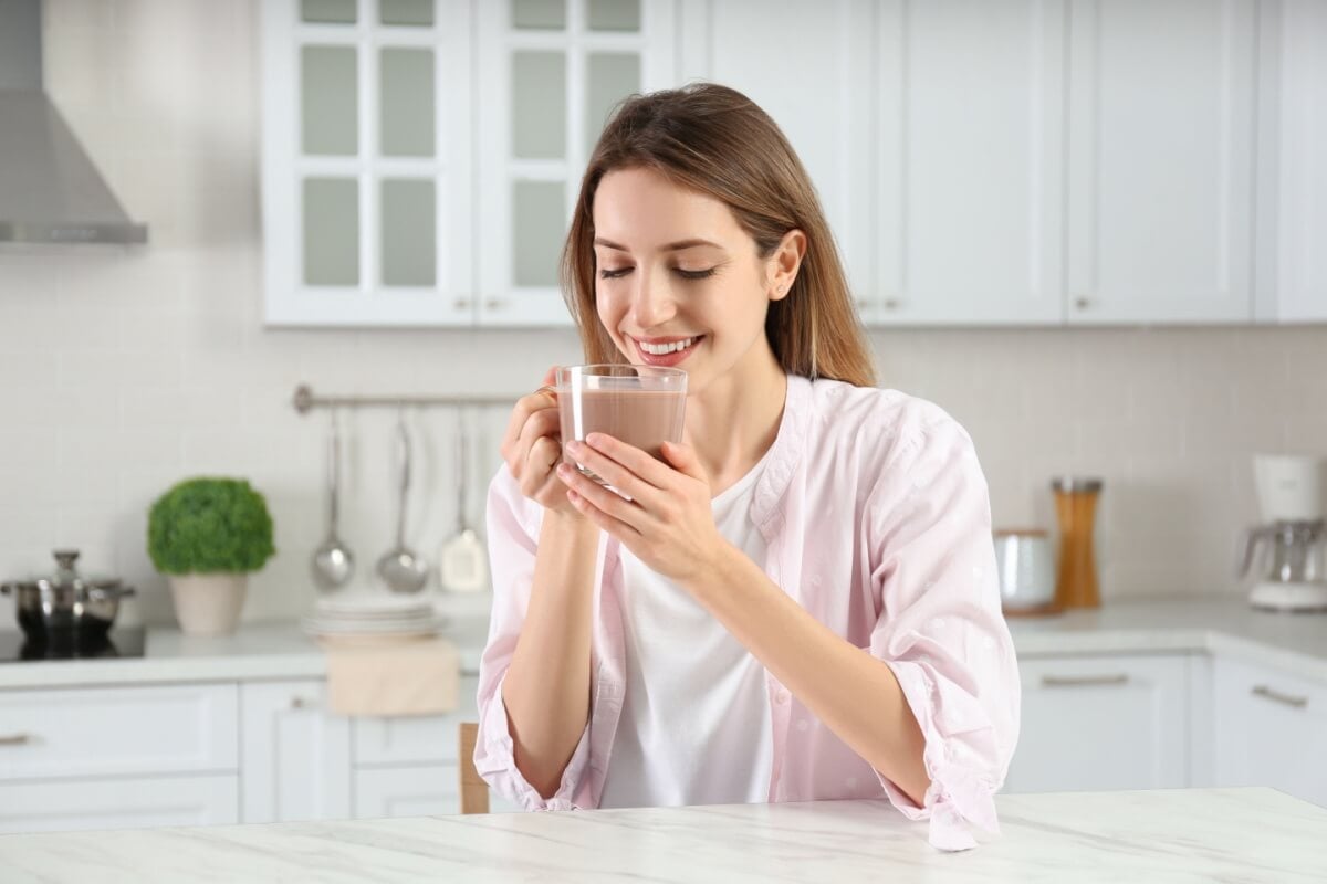 Preparado com cacau puro e leite, o chocolate quente pode contribuir para o bem-estar físico e emocional (Imagem: New Africa | Shutterstock)