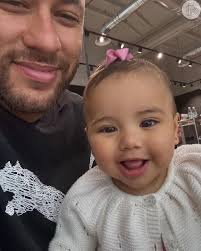 Neymar e  Mavie por Reprodução