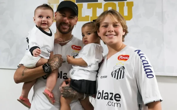 Neymar e os filhos por Reprodução