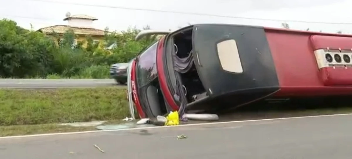 Ônibus interestadual tomba em rodovia baiana por Reprodução / TV Bahia