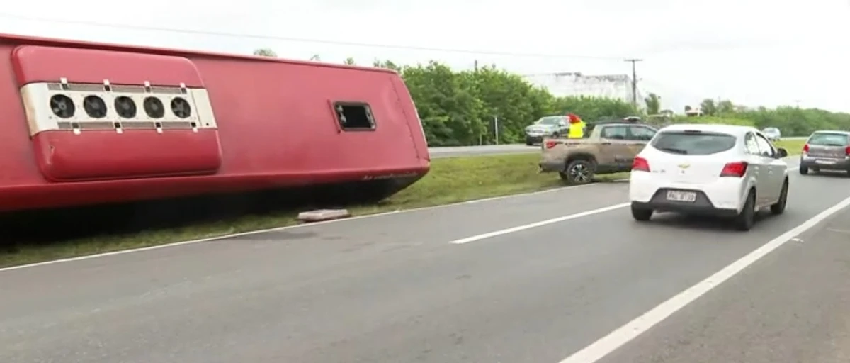 Ônibus interestadual tomba em rodovia baiana por Reprodução / TV Bahia