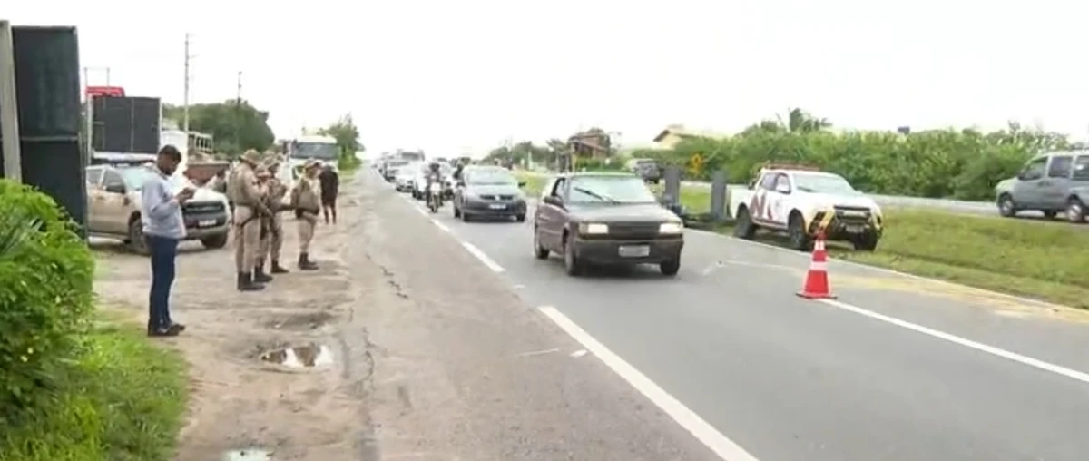 Ônibus interestadual tomba em rodovia baiana por Reprodução / TV Bahia