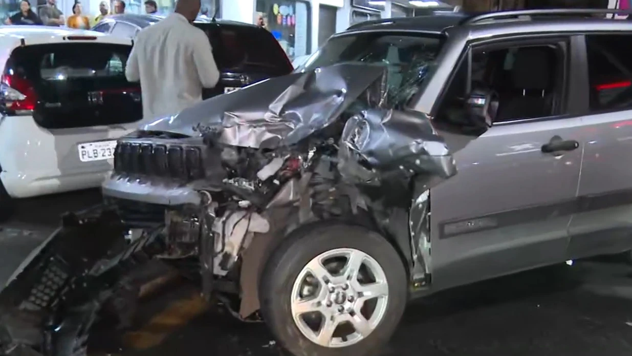 Imagem - Motorista perde controle da direção e destrói três carros no Chame-Chame