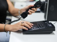 Imagem - “Celular na mão de idoso é perigo”, diz soteropolitana que não abre mão do telefone fixo