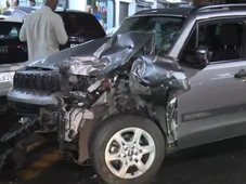 Imagem - Motorista perde o controle e destrói três carros no Chame-Chame