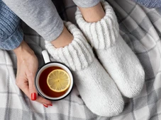 Imagem - Seus pés congelam no frio? Você pode estar jogando a solução no lixo, entenda