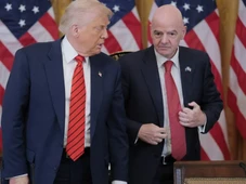 Imagem - Presidente da Fifa leva troféu do Mundial à Trump Tower e anuncia abertura de escritório no local