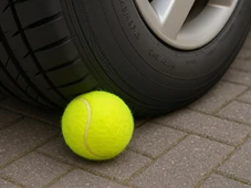 Imagem - O truque da bola de tênis que vai revolucionar como você lava o carro