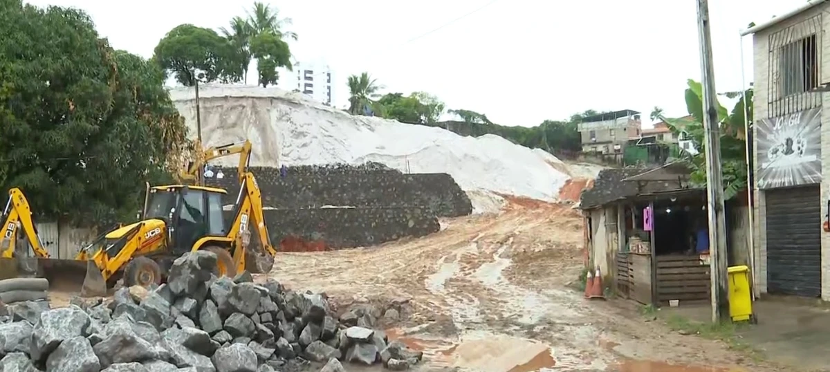 Acidente ocorreu em obra de urbanização  por Reprodução / TV Bahia
