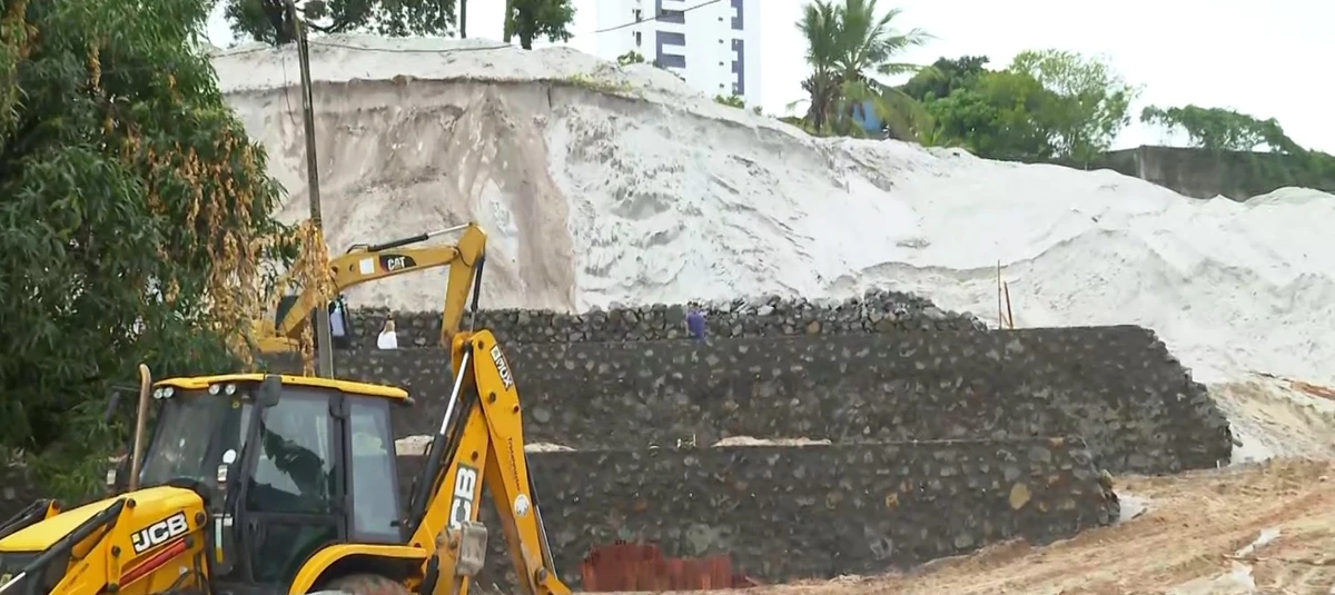 Acidente ocorreu em obra de urbanização  por Reprodução / TV Bahia