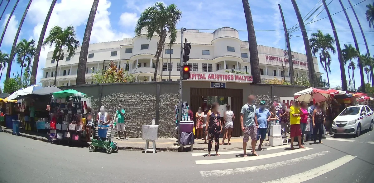 Acidente ocorreu na calçada do Hospital Aristides Maltez