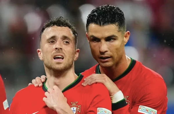 Diogo Jota e Cristiano Ronaldo por Reprodução