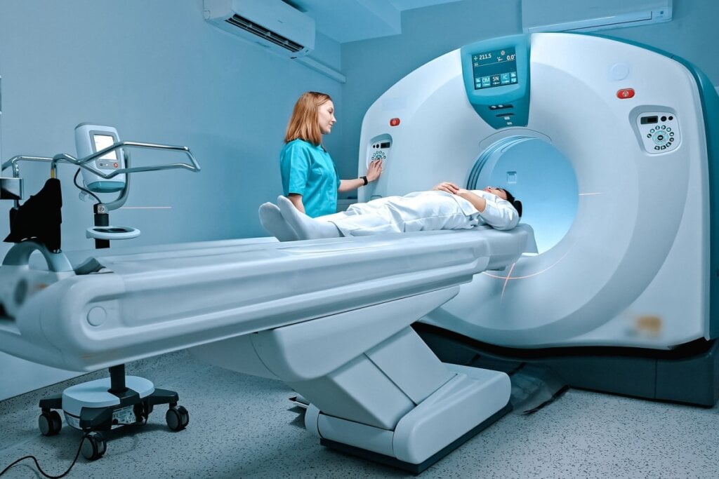 A ressonância magnética ajuda a visualizar a extensão do tumor (Imagem: VesnaArt | Shutterstock)