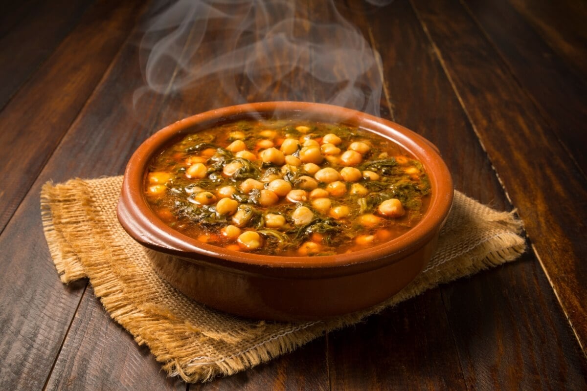 Sopa de grão-de-bico com espinafre e tomate (Imagem: Studioimagen73 | Shutterstock)