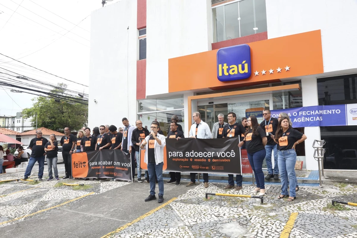 Funcionários do Itaú protestam conta fim de agência bancária em Salvador