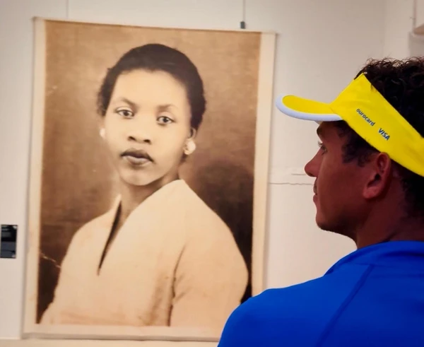 Isaquias Queiroz visita exposição em Salvador por Divulgação/ CCBB