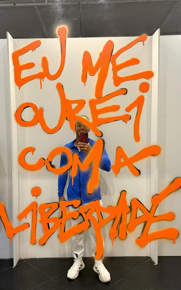 Isaquias Queiroz visita exposição no Muncab por Divulgação/ CCBB