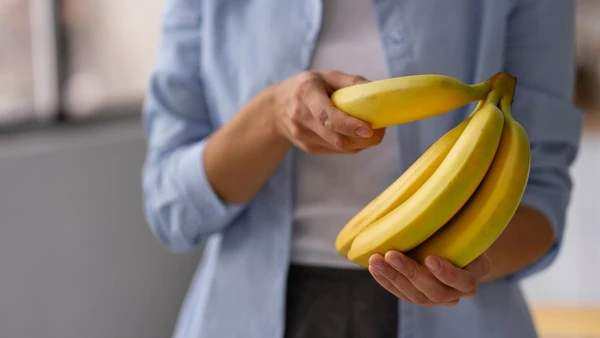 quando as bananas permanecem juntas, os fungos presentes na casca produzem acetileno, o que acelera o amadurecimento