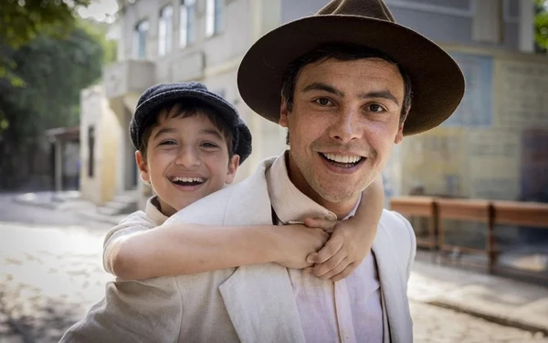 Samir (Davi Malizia) com Candinho (Sergio Guizé) em Êta Mundo Melhor!