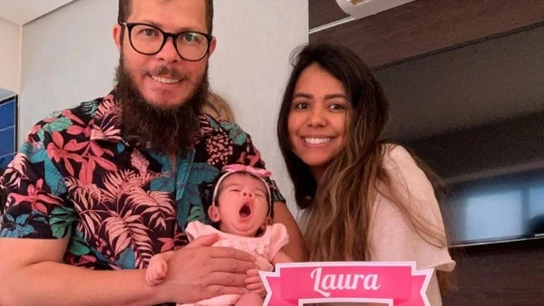Silveira Dias com a mulher Nayara Moura e filha Laura por Reprodução