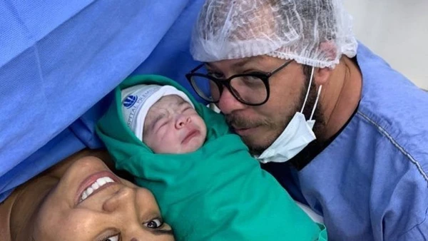 Silveira Dias com a mulher Nayara Moura no parto da filha Laura por Reprodução  