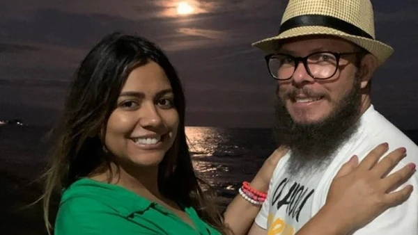 Silveira Dias, que morreu no acidente com Marília Mendonça, com a mulher Nayara Moura por Reprodução  