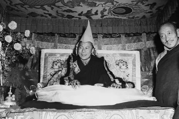 Tenzin Gyatso nasceu em 1935 e recebeu o nome de Lhamo Thondup. Ele foi reconhecido quando criança como a reencarnação do Dalai Lama por Reprodução/Getty Images/BBC