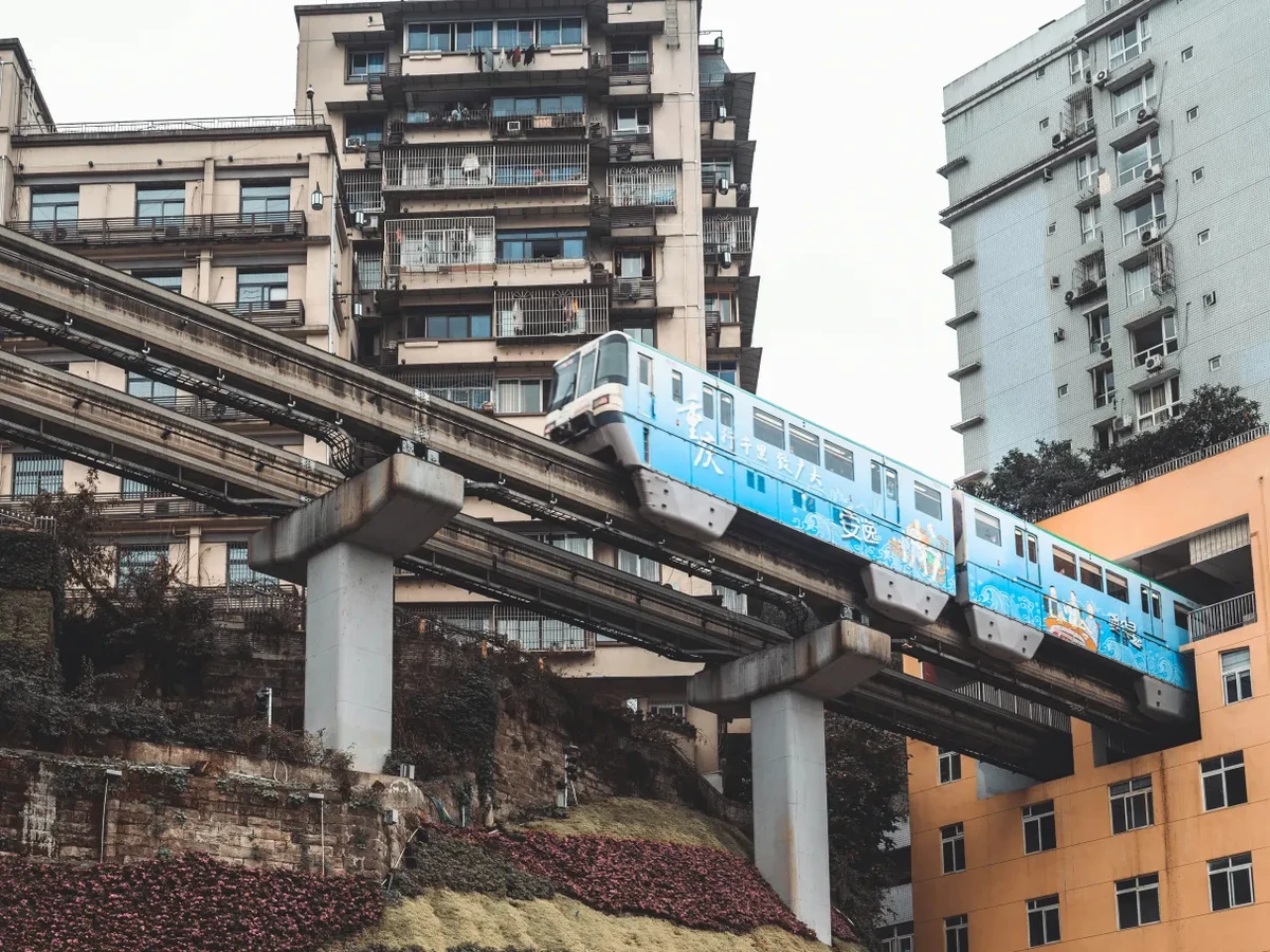 Trem passa por prédio em Chongqing por Reprodução