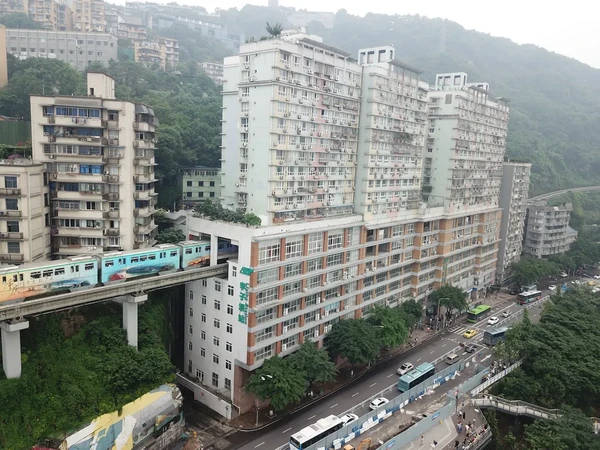Trem passa por prédio em Chongqing por Reprodução
