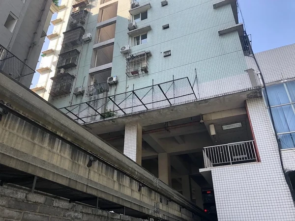 Trem passa por prédio em Chongqing por Reprodução