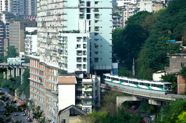 Trem passa por prédio em Chongqing por Reprodução
