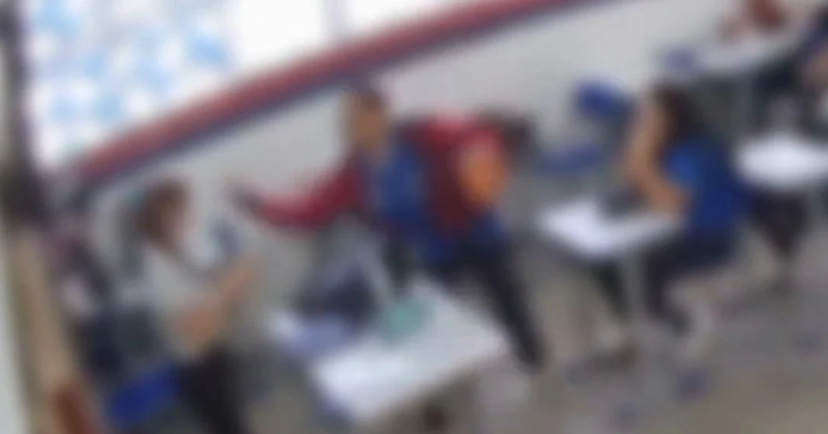 Imagem - Professora recebe tapa na cara de aluno dentro de sala de aula na Bahia