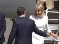 Imagem - Após 'tapa', Brigitte ignora ajuda de Macron em recepção com príncipe William