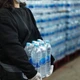 Imagem - Pare de comprar água engarrafada: especialistas revelam riscos para a saúde e o meio ambiente