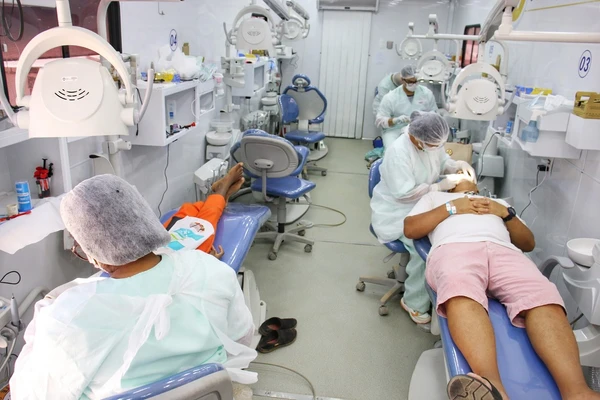 Atendimento odontológico durante a Feira Saúde Mais Perto