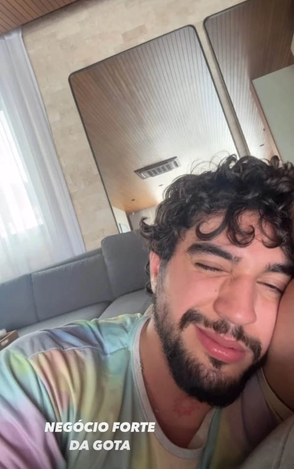 Cantor foi hospitalizando e se recupera em casa  por Reprodução | Instagram