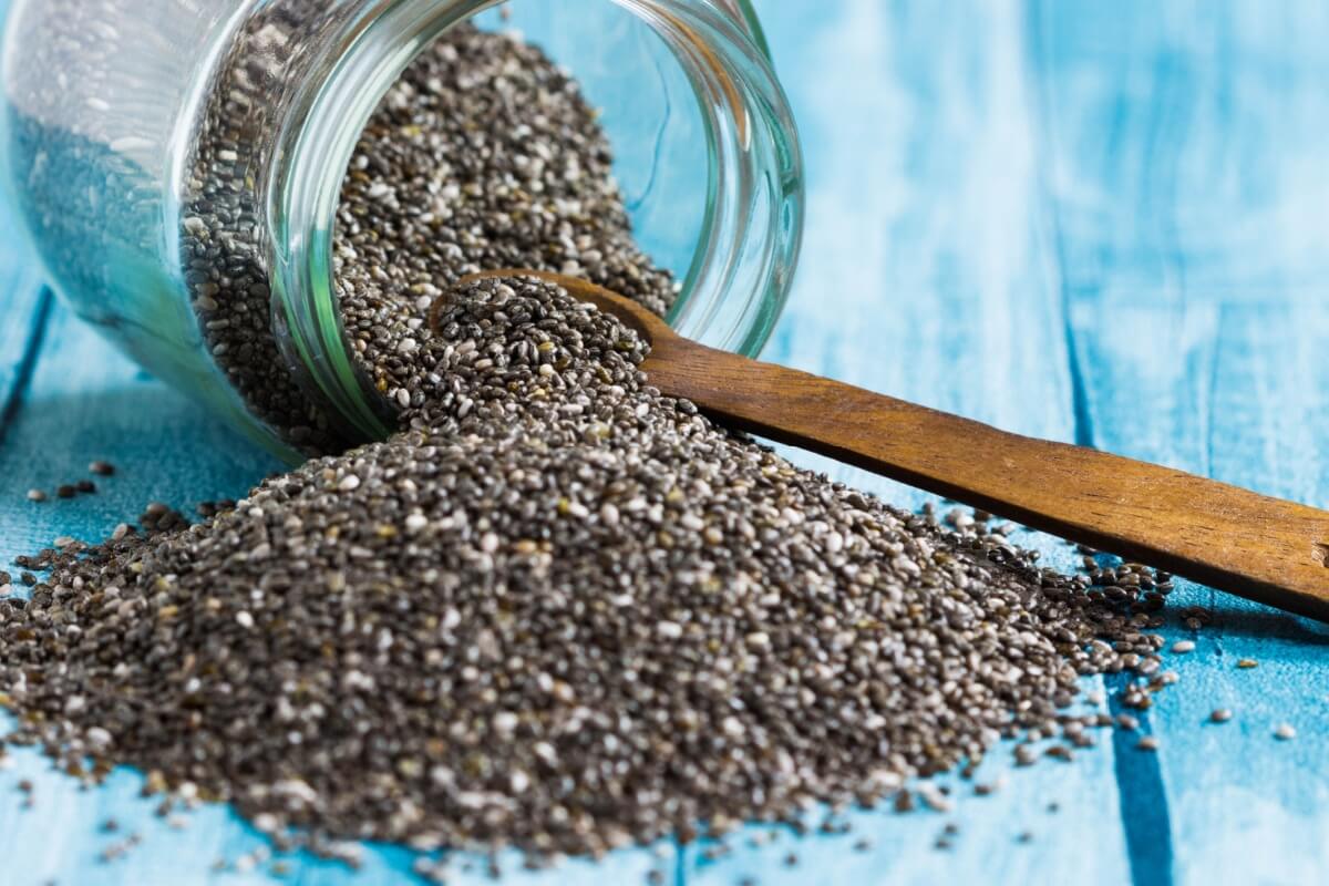 Incluir a semente de chia na rotina é uma forma prática e versátil de turbinar a dieta (Imagem: Jarvna | Shutterstock)