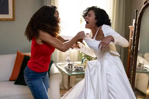 Em Vale Tudo, Raquel se vinga de Maria de Fátima e rasga o vestido de noiva da filha por Reprodução/Instagram 