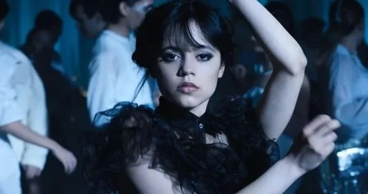 Internautas compararam Alice Wegmann à Wandinha Addams por Reprodução