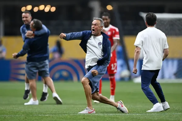 Luis Enrique celebrando vitória do PSG 