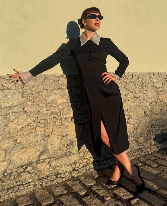 Peça usada por Alice Wegmann lembra muito a vestimenta da personagem de 'A Família Addams' por Reprodução/Redes Sociais 
