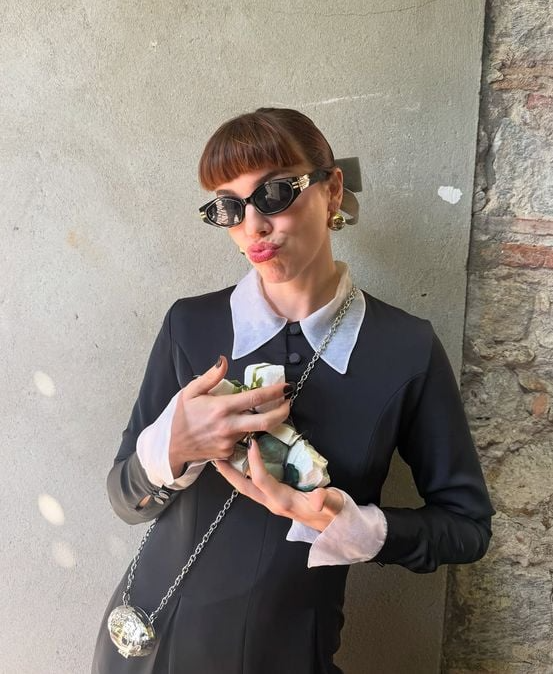 Peça usada por Alice Wegmann lembra muito a vestimenta da personagem de 'A Família Addams' por Reprodução/Redes Sociais 