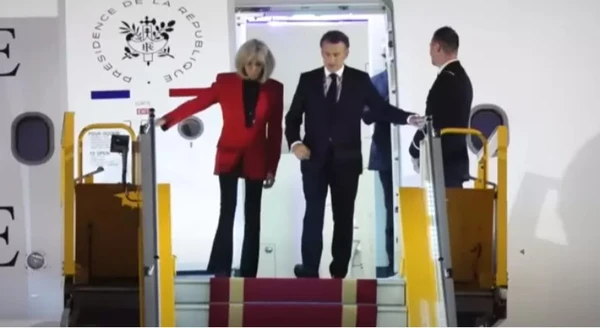 Primeira-dama francesa, Brigitte Macron agride Emmanuel Macron durante briga por Reprodução