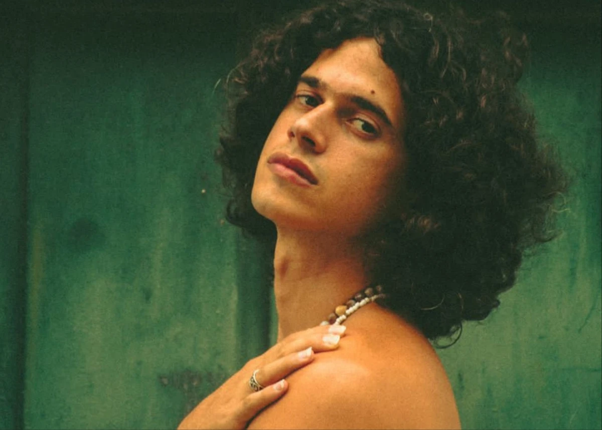 Rodrigo Lelis como Caetano Veloso em Meu nome é Gal 
