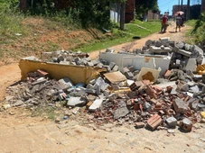 Imagem - Veja: barricadas instaladas por grupos criminosos são destruídas durante operação