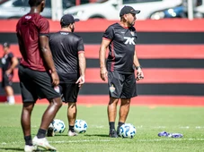 Imagem - Carille perde voo e interino comanda treino do Vitória