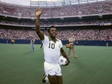 Imagem - Último time da carreira de Pelé anuncia retorno ao futebol profissional em 2026